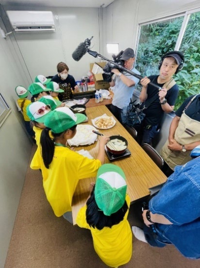 収穫したジャガイモを調理する子どもたち